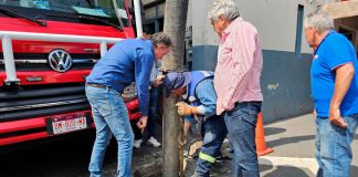SAPAZ retira taponamiento en red de drenaje de la calle 20 de Noviembre