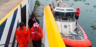 Náufragos extranjeros son rescatados en aguas michoacanas