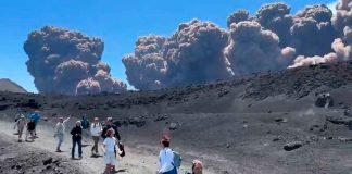 #Seguimiento #VIDEO || Turistas huyen del Etna entre piroclastos y cenizas