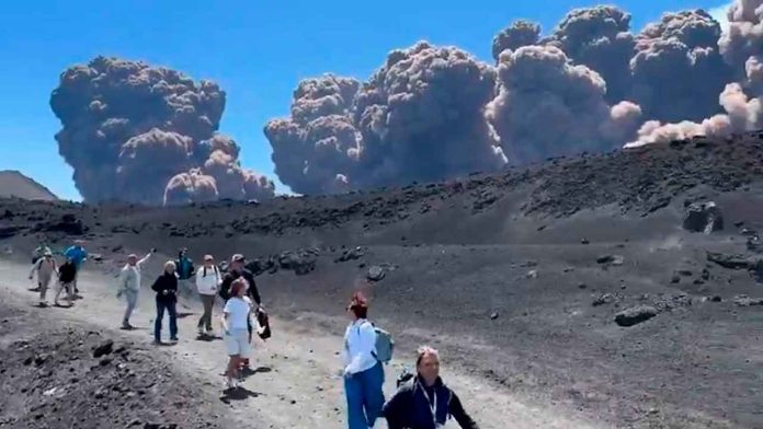 erupcion-del-etna-con-turistas