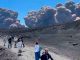 #Seguimiento #VIDEO || Turistas huyen del Etna entre piroclastos y cenizas