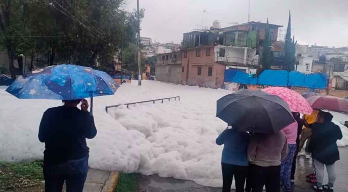 #VIDEO || No, no es una pool party es espuma tóxica, tampoco va a dejar la piel más suave.