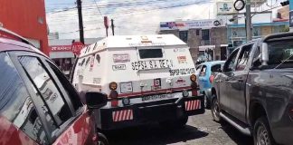 #VIDEO | Camioneta de valores choca con auto particular en #Morelia