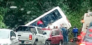 #VIDEO | Autobús de pasajeros se sale del camino en Tingambato; automovilistas ayudan a evacuar la unidad