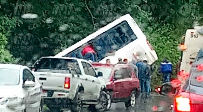 #VIDEO | Autobús de pasajeros se sale del camino en Tingambato; automovilistas ayudan a evacuar la unidad