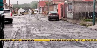 #VIDEO | Encuentran a un hombre con múltiples disparos dentro de un vehículo en la colonia Jardín de la Orquídea, en #Morelia