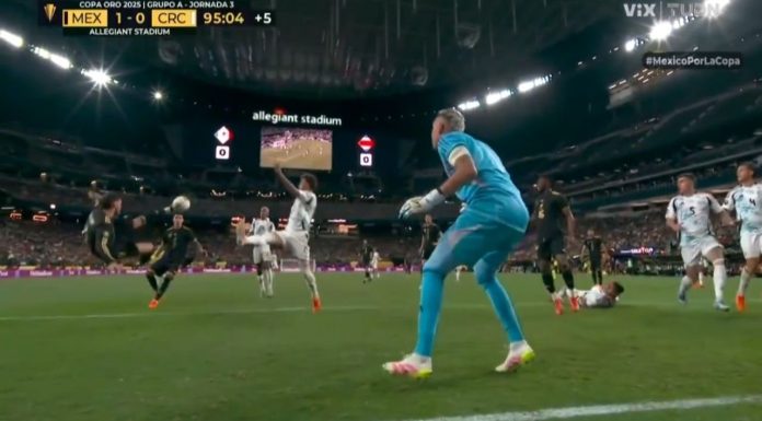 #VIDEO || ¡Nos cortan la emoción! VAR anula golazo de tijera de Santi Giménez al 90’