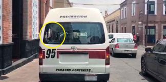 #VIDEO | Se desmiente el rumor por ataque armado; se reporta un altercado vial entre una combi guinda y una motocicleta