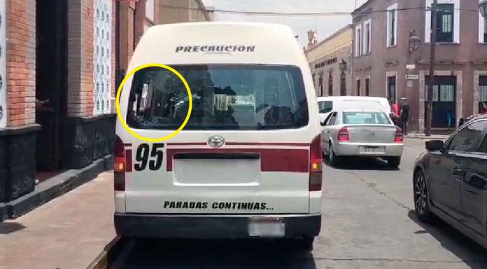 #VIDEO | Se desmiente el rumor por ataque armado; se reporta un altercado vial entre una combi guinda y una motocicleta