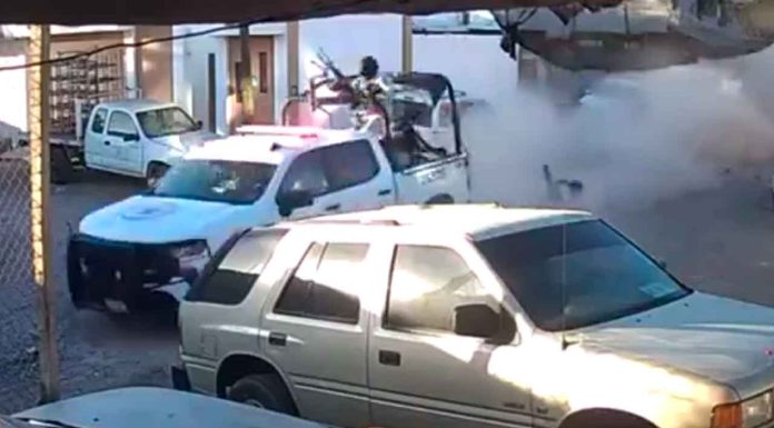 #VIDEO | Elementos de la Guardia Nacional caen de vehículo en movimiento; iban a exceso de velocidad