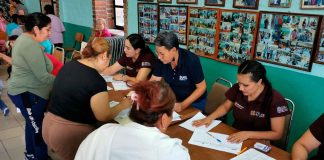 Promueven derechos de las mujeres y entregan tarjetas de descuento en La Rinconada