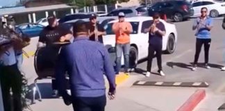 #VIDEO #Viral | Hombre celebra su divorcio con banda después de realizar el trámite ¿Tú qué hubieses hecho?