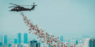 #VIDEO || Cumplen último deseo de empresario y lanzan miles de dólares desde un helicóptero