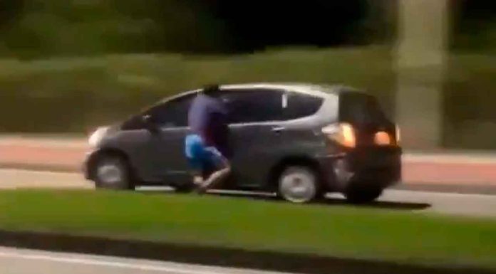 #VIDEO || Ladrón intenta robar un celular, pero termina “paseando” colgado de un coche