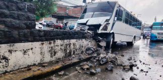 Al menos 10 lesionados tras choque de dos camiones urbanos, en la Calzada Benito Juárez