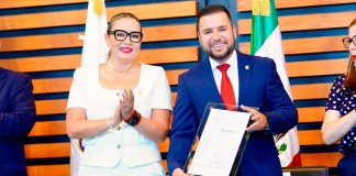 Reyes Galindo recibe reconocimiento de la UMSNH como nicolaita destacado