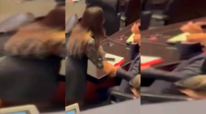 #VIDEO || Leonel Godoy y Andrea Chávez: ¿Juego de manos…?