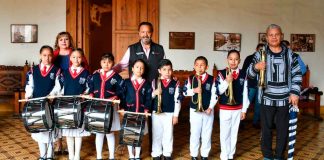 Julio Arreola entrega instrumentos a bandas de guerra escolares y comunitarias en Pátzcuaro