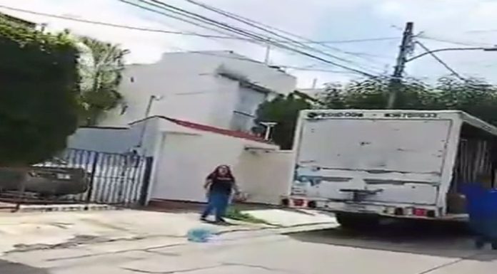 #VIDEO || Repartidor es agredido por una mujer por estacionarse frente a una cochera