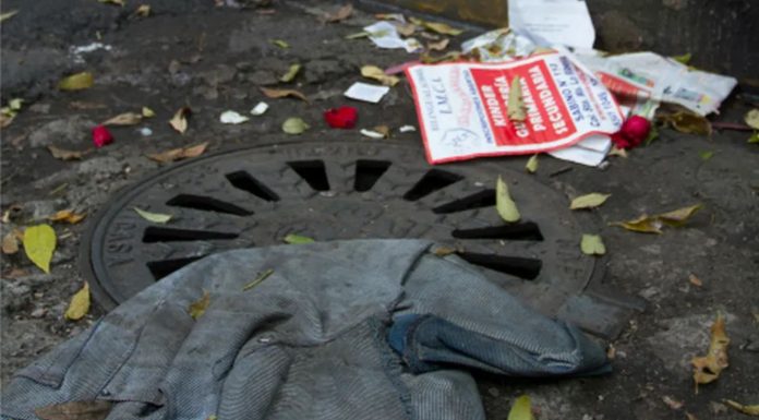 #VIDEO || Policías de la SSC CDMX realizan operativo de limpieza en coladeras para prevenir encharcamientos