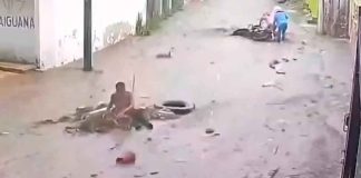 #VIDEO #Viral | Ni bote ni tabla; un hombre fluye con la corriente durante una inundación