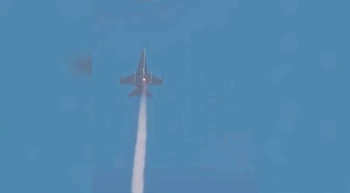 #Video | Captan el momento exacto donde avión de combate israelí, fue interceptado y destruido por los sistemas de defensa iraní