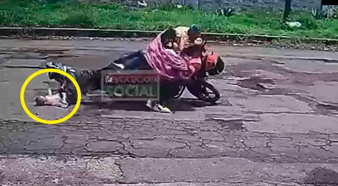 #VIDEO | Viaje de una familia de 6 en una sola moto termina con un bebe siendo arrastrado por el pavimento