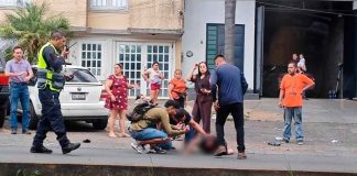 Pareja de motociclistas sufre grave accidente tras ser embestida por auto que se dio a la fuga en Uruapan