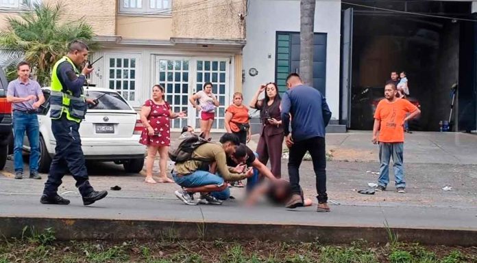 Pareja de motociclistas sufre grave accidente tras ser embestida por auto que se dio a la fuga en Uruapan