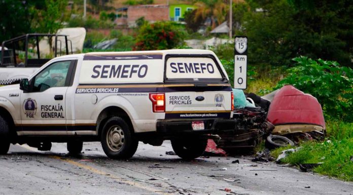 #Video | Policía de Investigación muere en choque de auto contra grúa, en la carretera Zamora -La Barca