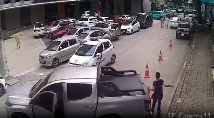#VIDEO || Mujer atropellada en Filipinas tras accidente vehicular al intentar estacionar