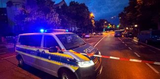 Mujer ataca con cuchillo a transeúntes y es abatida por la policía