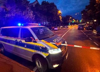 Mujer ataca con cuchillo a transeúntes y es abatida por la policía