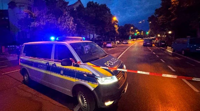 Mujer ataca con cuchillo a transeúntes y es abatida por la policía