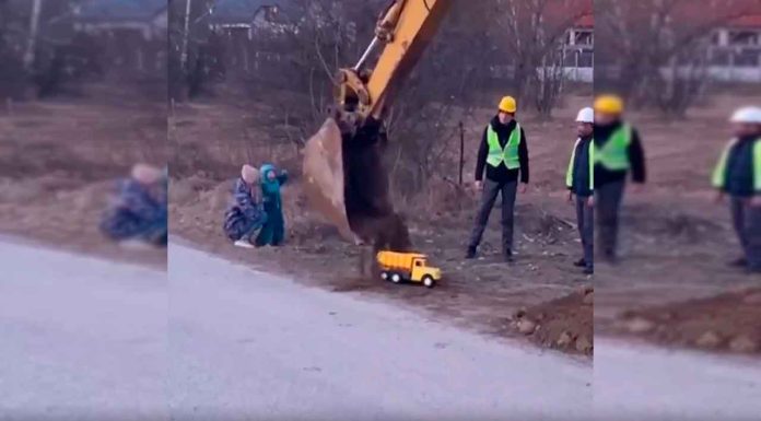 #VIDEO || Niño cumple su gran sueño con ayuda de una retroexcavadora y se vuelve viral
