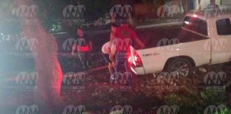 Camioneta cae a un desnivel en Apatzingán; ocupantes resultan ilesos