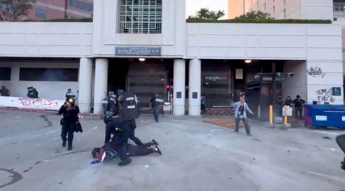 #VIDEO | Redadas migratorias en Los Ángeles desatan fuerte polémica por el uso de tácticas agresivas