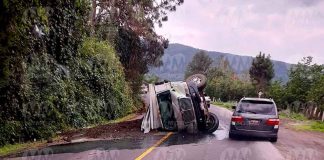 #VIDEO | Volcadura de camión tipo torton afecta tránsito en la carretera Uruapan-Pátzcuaro