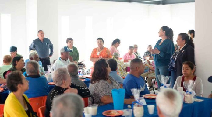 DIF Zamora celebra a papás del grupo de adultos mayores en emotivo convivio