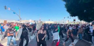 #VIDEO || Mexicanos Bailan ‘Payaso de Rodeo’ en Plena Protesta contra el ICE en Los Ángeles