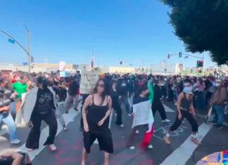 #VIDEO || Mexicanos Bailan ‘Payaso de Rodeo’ en Plena Protesta contra el ICE en Los Ángeles