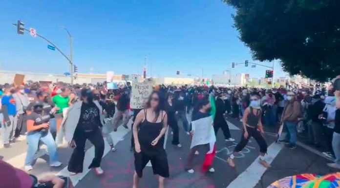 #VIDEO || Mexicanos Bailan ‘Payaso de Rodeo’ en Plena Protesta contra el ICE en Los Ángeles