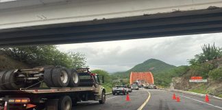 #VIDEO || Volcadura de camión pipa cargado con oxígeno obliga a cierre de la autopista Siglo XXI