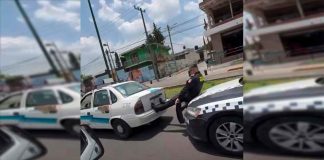 #VIDEO || En Morelia, policías con alma de grúa empujan taxi… ¡con las piernas!