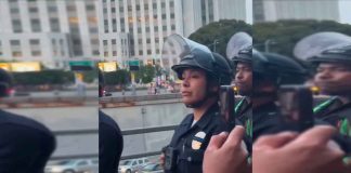 #VIDEO || Con lágrimas en los ojos, pero firme: el dolor de una policía al ver a su pueblo luchar