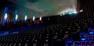 #VIDEO || Entre basura, juguetes y caídas: la divertida limpieza viral de un cinepolito