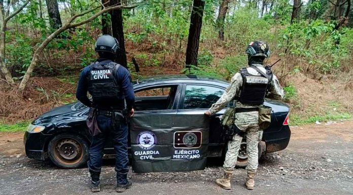 SSP y Defensa detienen a 4 hombres con armas largas, municiones y vehículos en Apatzingán