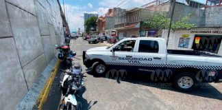 #Seguimiento #VIDEO | Asaltantes balean a conductor de camioneta pollera y lo despojan de fuerte suma de dinero, en Morelia