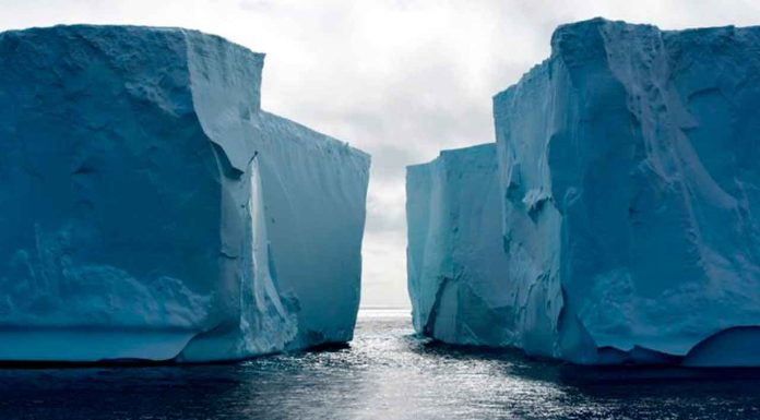 Científicos descubren enigmáticas señales de radio bajo el hielo antártico