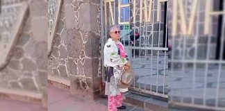 #VIDEO || Indignación en Chignahuapan: Niegan la entrada a una abuelita por llegar tarde a misa